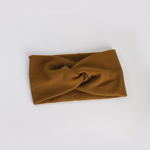 Vue détaillée du tissu en maille côtelée et du nœud torsadé du bandeau couleur caramel