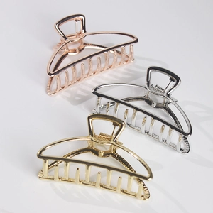 Pince à Cheveux Femme Minimaliste en Alliage Métallique Géométrique Creuse Grande Pince Requin Accessoires de Cheveux Mode