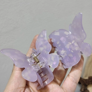 Lot de deux pinces à cheveux papillon violettes en acétate avec fini nacré brillant
