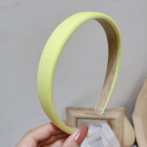 Detailed view of the neon yellow padded sponge headband with non-slip velvet lining