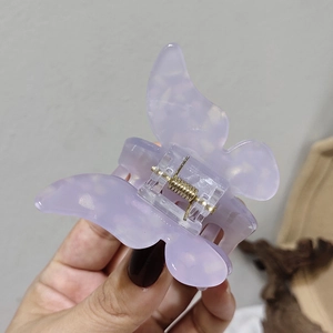 Détail de la pince à cheveux papillon lavande en acétate marbré avec ressort en métal
