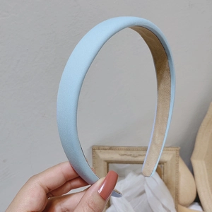 Close-up of light blue padded headband featuring a non-slip beige suede inner lining