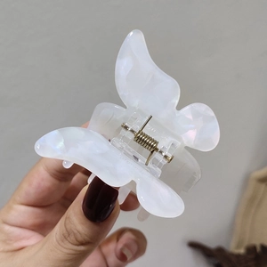 Pince à cheveux papillon élégante en acétate blanc crème avec effet perlé