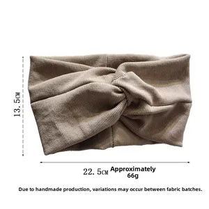 Détail du bandeau large torsadé en maille côtelée beige, dimensions 22,5cm x 13,5cm