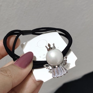 Elastico per capelli con ciondolo angelo di perle, corona d'argento e cristalli