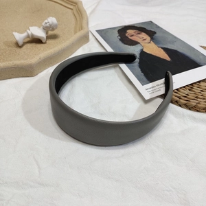 Détail du serre-tête en cuir gris foncé avec texture et doublure antidérapante