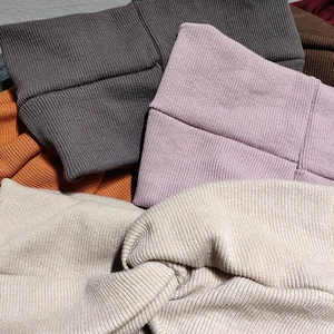 Gros plan sur la texture en maille côtelée de bandeaux croisés en diverses couleurs