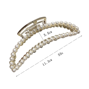 Vue détaillée de la grande pince à cheveux dorée avec perles, 11,3 cm de long et 55 g poids