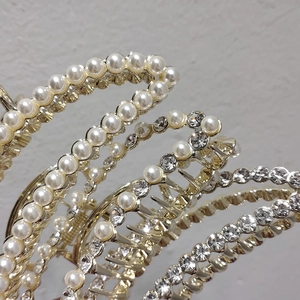 Pince à cheveux élégante en métal doré avec perles blanches et strass brillants pour femme