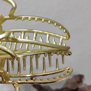 Pince à cheveux géante en métal doré en forme de lune avec design antidérapant