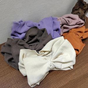 Set di cinque fasce per capelli elastiche in maglia nei colori crema, marrone, viola e rosa