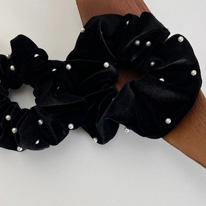 Lot de deux chouchous en velours noir ornés de perles nacrées pour les cheveux