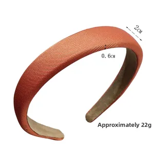 Detailansicht des orangefarbenen Stoffstirnbands mit 2 cm Breite und 0,6 cm Dicke