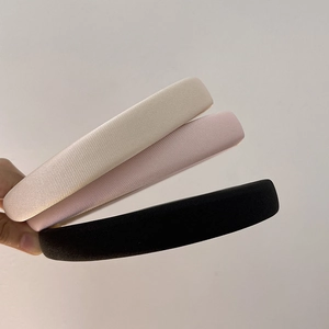 Detail von gepolsterten Haarreifen in Weiß, Rosa und Schwarz mit feiner Köperstruktur