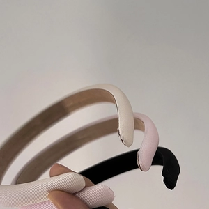 Minimalistisches Schwamm-Stirnband-Set in Bonbonfarben mit Satin-Stoffstruktur und weichem Finish