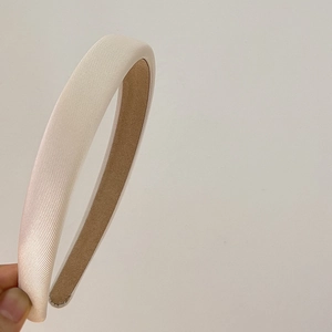 Detailansicht des beigen dicken Stoffstirnbands mit rutschfestem Samt-Innenfutter-Design