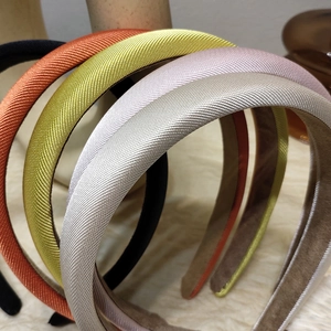 Detail bunter Schwamm-Haarreifen mit Twill-Stoffstruktur und weichem Beflockungs-Innenfutter