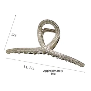Vue détaillée de la pince à cheveux argentée avec perles mesurant 11,3 cm de long et 5 cm de haut
