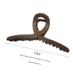 Détail d'une pince à cheveux marron brillant de 13cm avec poids de 25,8g affiché