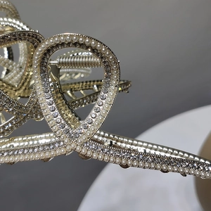 Pince à cheveux élégante en métal doré avec perles entrelacées et strass scintillants