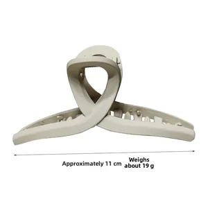 Détail de la pince à cheveux mate crème de 11cm avec dimensions et design torsadé