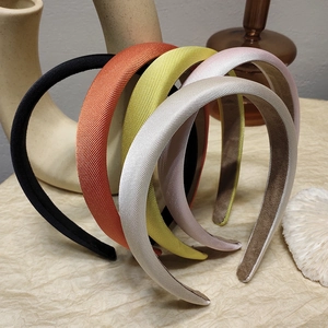 Detail von farbenfrohen, gepolsterten Haarreifen mit hohem Design und feiner Stofftextur