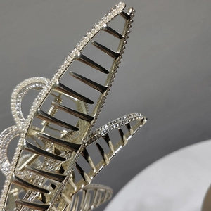 Pince à cheveux élégante en métal doré ornée de perles blanches et de strass brillants