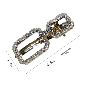 Détail de la pince à cheveux géométrique avec perles et strass, dimensions 4,5cm sur 1,7cm