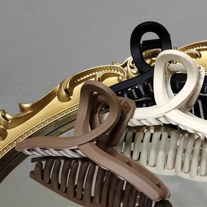 Pinces à cheveux mates de style français en marron, beige et noir pour une coiffure élégante