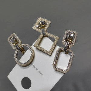 Lot de trois pinces à cheveux géométriques élégantes avec perles blanches et strass brillants