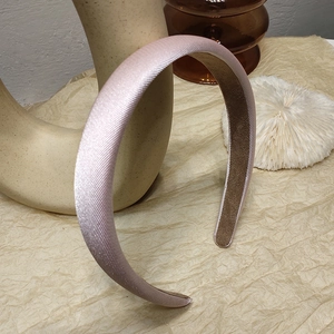 Detailansicht des rosa Schwamm-Stirnbands mit Satinstruktur und rutschfestem Samtfutter