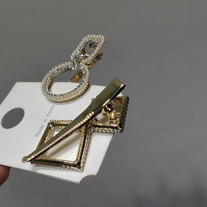 Set de barrettes à cheveux coréennes élégantes avec perles et strass sur carte blanche