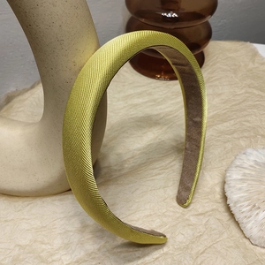 Detail eines gelben gepolsterten Schwamm-Stirnbands mit Twill-Stoff und weichem Futter
