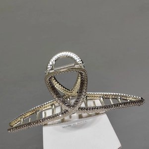 Pince à cheveux élégante en métal avec perles et strass sur carte de présentation