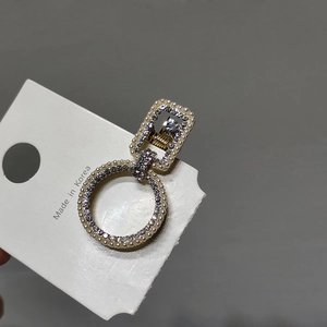 Détail d'une pince à cheveux coréenne avec perles et strass sur une carte