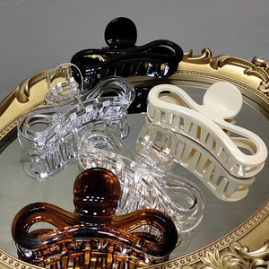 Pinces à cheveux élégantes de style coréen en couleurs variées sur plateau miroir