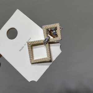 Détail d'une pince à cheveux géométrique coréenne avec perles et strass scintillants