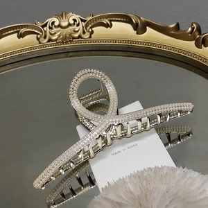 Pince à cheveux élégante en métal doré avec perles blanches et design à dents croisées