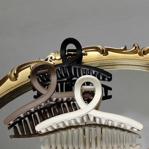 Pince à Cheveux Mate Élégante Française Minimaliste Grande Pince à Requin Antidérapante Accessoires de Coiffure pour Femmes
