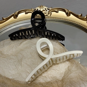 Lot de grandes pinces à cheveux noires et crème avec design croisé élégant pour cheveux épais