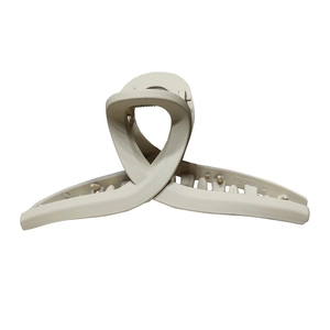 Pince à cheveux spirale beige mat au design croisé pour une coiffure élégante et chic