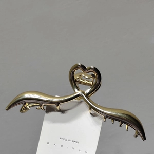Elegant gold metal heart-shaped claw clip for women's hair styling in Korean style