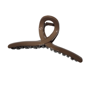 Pince à cheveux française large chocolat brillant au design croisé pour coiffures élégantes