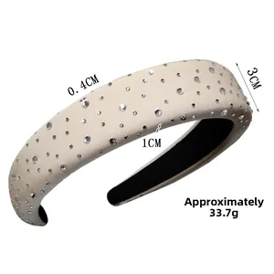 Détail du serre-tête rembourré beige avec dimensions 3cm de large et strass brillants