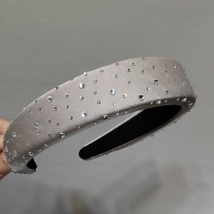 Détail d'un serre-tête en satin gris avec strass brillants et doublure antidérapante