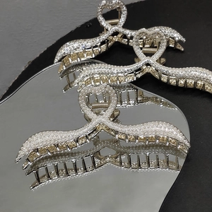 Eleganter goldener Haarkrebs mit weißen Perlen und Herzdesign auf Spiegelfläche