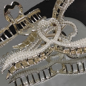 Elegante goldene Haarklammern mit Herzdesign, besetzt mit Perlen und Kristallen
