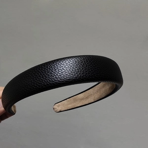 Détail d'un serre-tête noir en similicuir grainé avec doublure antidérapante