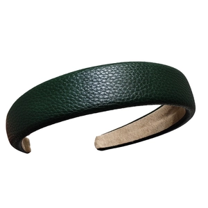Détail d'un serre-tête en cuir vert foncé à texture litchi avec doublure antidérapante