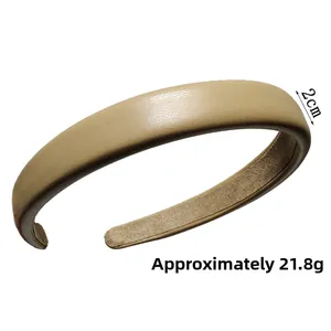 Detail view of 2cm beige padded headband made of textured faux leather weighing 21.8g